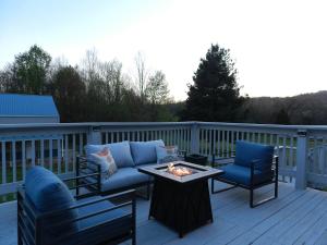 En balkon eller terrasse på Derby House & Indoor Pickleball