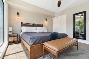 Dormitorio con cama con banco y espejo en Lake Life Location with Serenity, en Osage Beach 68 fotos más