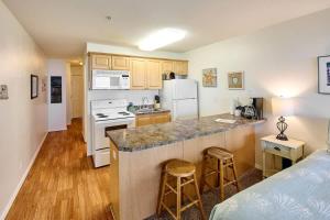 Nhà bếp/bếp nhỏ tại Ground Floor Beachfront Condo Suite - Sleeps 4 - Sauna and Pool