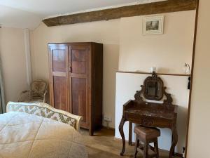 ein Schlafzimmer mit einem Bett und einem Tisch mit Spiegel in der Unterkunft La Petite Maison, Perrou, Normandy, Orne in Perrou