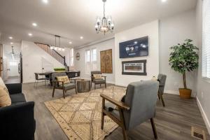 インディアナポリスにあるDT Farm House with a ton of Spaceのリビングルーム(椅子付)、ダイニングルーム