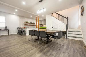 インディアナポリスにあるDT Farm House with a ton of Spaceのダイニングルーム、キッチン(テーブル、椅子付)