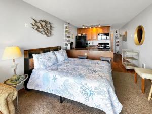 Η κουζίνα ή μικρή κουζίνα στο Premium Ground Floor Beachfront Condo Suite - Sleeps 5 - Pool and Sauna