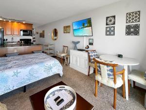 Η κουζίνα ή μικρή κουζίνα στο Premium Ground Floor Beachfront Condo Suite - Sleeps 5 - Pool and Sauna