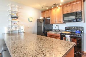 Η κουζίνα ή μικρή κουζίνα στο Premium Ground Floor Beachfront Condo Suite - Sleeps 5 - Pool and Sauna