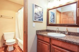 Ένα μπάνιο στο Premium Ground Floor Beachfront Condo Suite - Sleeps 5 - Pool and Sauna +19 φωτογραφίες