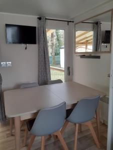 Μια τηλεόραση ή/και κέντρο ψυχαγωγίας στο Mobil-home 3 ch 2 sdb dans camping 4 étoiles