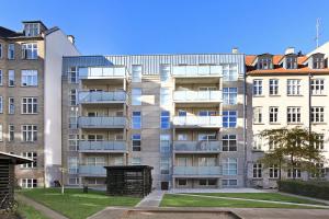 哥本哈根的住宿－CITY, LUX APARTM - 2 FULL BATHROOMs, 1v，公寓大楼的一侧设有阳台。