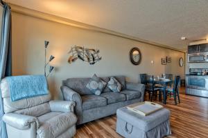 una sala de estar con un sofá y una mesa en Modern Ground Floor Beachfront Condo Suite - Sleeps 4 - Pool and Sauna, en Lincoln City