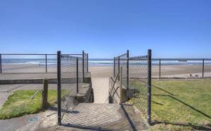una valla de eslabones junto a una playa en Modern Ground Floor Beachfront Condo Suite - Sleeps 4 - Pool and Sauna, en Lincoln City 30 fotos más