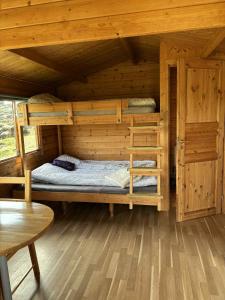 Postel nebo postele na pokoji v ubytování Hólaskjól Highland Center