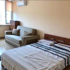 ザトカにあるApartments Promenad 2のベッドとソファのある寝室