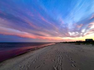 ザトカにあるApartments Promenad 2の砂浜の足跡を望む