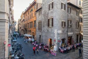 ローマにあるNavona Tower Apartmentsの人々とテーブルと建物が並ぶ通りの上面の景色