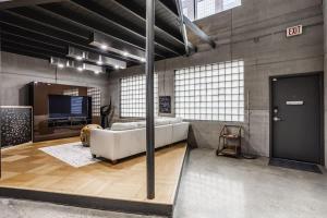 Φωτογραφία από το άλμπουμ του Amazing Modern Chic Mass Ave Townhome with Amenities σε Ιντιανάπολις