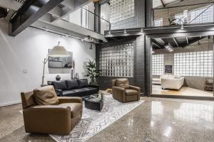 Χώρος καθιστικού στο Amazing Modern Chic Mass Ave Townhome with Amenities
