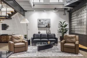 Χώρος καθιστικού στο Amazing Modern Chic Mass Ave Townhome with Amenities