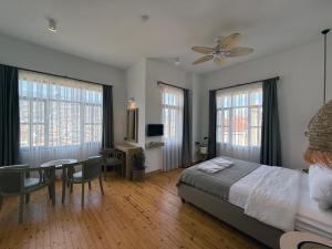 una camera da letto con un letto, un tavolo e delle sedie di Casa Vagabundo - Adults Only a Alanya