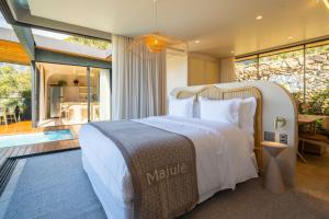 卡瓦坎特Majulê Ecolodge的一间带大床的卧室和一个阳台