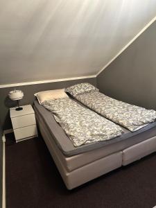 Ένα ή περισσότερα κρεβάτια σε δωμάτιο στο Downtown home +14 φωτογραφίες