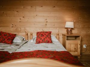 Ένα ή περισσότερα κρεβάτια σε δωμάτιο στο Olczański Zakątek