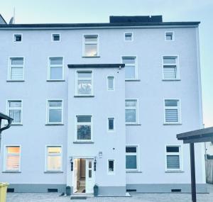 マクデブルクにあるLemsdorfer Apartments Magdeburgのドアが開いた白いアパート