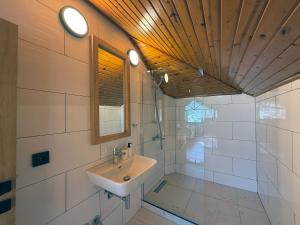 un bagno con lavandino e specchio di Casa Vagabundo - Adults Only a Alanya Altre 116 foto
