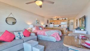 Χώρος καθιστικού στο Cute Ground Floor Beachfront Suite - Sleeps 6 - Pool and Sauna