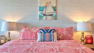 Ένα ή περισσότερα κρεβάτια σε δωμάτιο στο Cute Ground Floor Beachfront Suite - Sleeps 6 - Pool and Sauna
