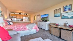 Η κουζίνα ή μικρή κουζίνα στο Cute Ground Floor Beachfront Suite - Sleeps 6 - Pool and Sauna +29 φωτογραφίες