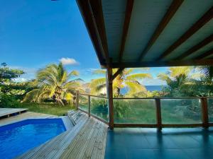 Πισίνα στο ή κοντά στο Beachfront villa with large garden and pool