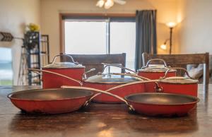 un grupo de cuencos sentados en una mesa en Beachfront Suite On The Ground Floor - Sleeps 4 - Pool and Sauna, en Lincoln City