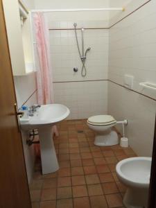 een badkamer met toilet en wastafel bij Agriturismo Contessa Beatrice in San Vincenzo