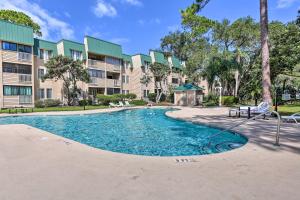 Bazén v ubytování Beach and Pool Access Serene Hilton Head Haven! nebo v jeho okolí