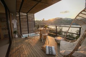 瓜塔佩La Pausa Hotelbistro的带阳台的房间，配有桌椅