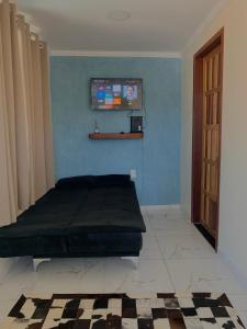 een slaapkamer met een bed en een blauwe muur bij Casa Ferradurinha & Geribá in Búzios +19 foto's