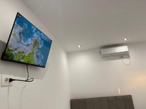 Μια τηλεόραση ή/και κέντρο ψυχαγωγίας στο Vacation rooms +8 φωτογραφίες