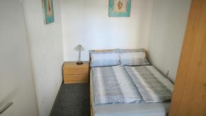 Ένα ή περισσότερα κρεβάτια σε δωμάτιο στο Frische-Brise-01-09