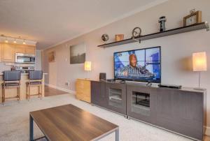 TV/trung tâm giải trí tại Luxurious Oceanfront Suite - Sleeps 6 - Second Floor - Pool and Sauna
