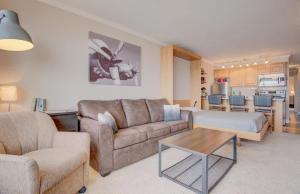 Nhà bếp/bếp nhỏ tại Luxurious Oceanfront Suite - Sleeps 6 - Second Floor - Pool and Sauna