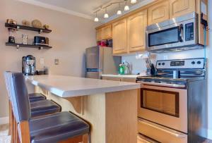 Nhà bếp/bếp nhỏ tại Luxurious Oceanfront Suite - Sleeps 6 - Second Floor - Pool and Sauna