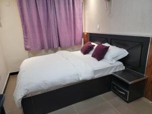 Giường trong phòng chung tại Caesar's Hotel & Apartment Room #2