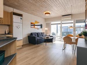 韦斯特维4 person holiday home in Vestervig的配有沙发和桌子的厨房和客厅