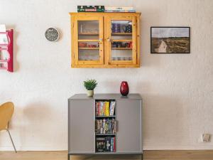 韦斯特维4 person holiday home in Vestervig的客厅里摆放着 DVD 的书架