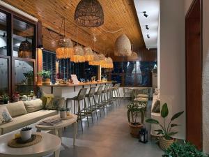 un ristorante con bar con sedie e tavoli di Casa Vagabundo - Adults Only a Alanya