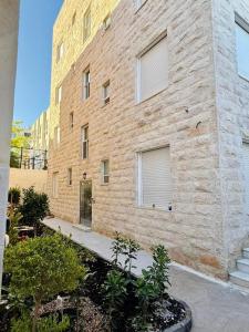 アンマンにあるBeit Ahlan Suites 7のレンガ造りの建物