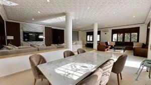 Un comedor con mesa y sillas en Malabata Seaview Villa, en Tánger