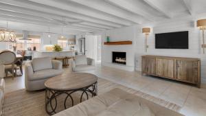 Μια τηλεόραση ή/και κέντρο ψυχαγωγίας στο Luxury Home + Guest House ~ Private Beach Access ~Private Pool ~ Pets OK