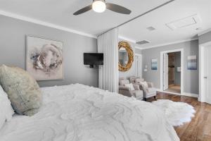 Ένα ή περισσότερα κρεβάτια σε δωμάτιο στο Luxury Home + Guest House ~ Private Beach Access ~Private Pool ~ Pets OK +43 φωτογραφίες