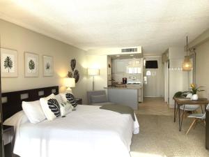 Maui Kai Condos - No Resort Fees的厨房或小厨房